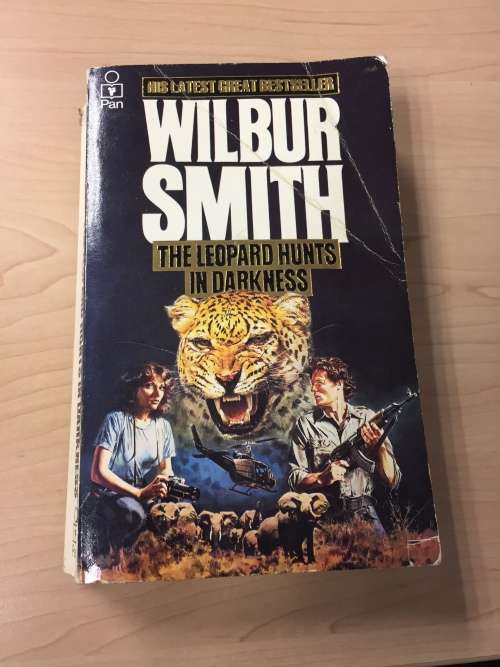 THE LEOPARD HUNTS IN DARKNESS - WILBUR SMITH